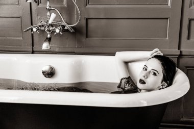 çiçekli banyo genç kadın