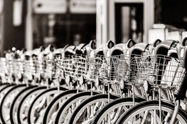 fotoğraf güzel mavi retro Bisiklet park yerleri üzerinde duruyor. Görüntü siyah beyaz renk tarzı