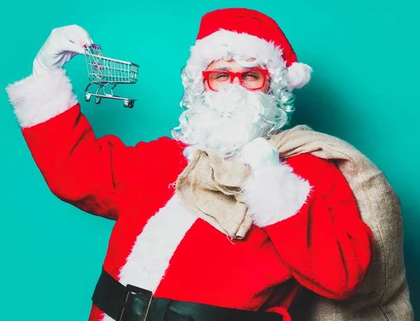 Komik Noel Baba alışveriş arabasıyla eğleniyor. — Stok fotoğraf