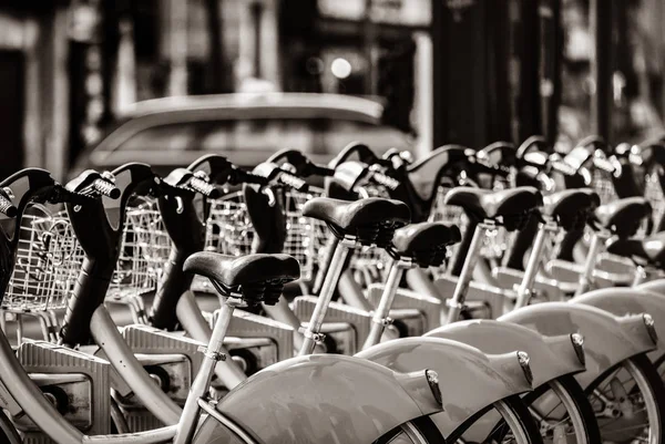 Foto de bicicletas en plazas de aparcamiento —  Fotos de Stock