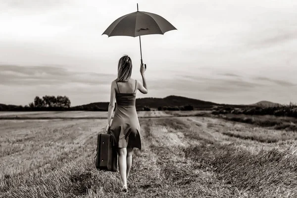 スーツケースと傘を持つ若い女性の肖像画 — ストック写真