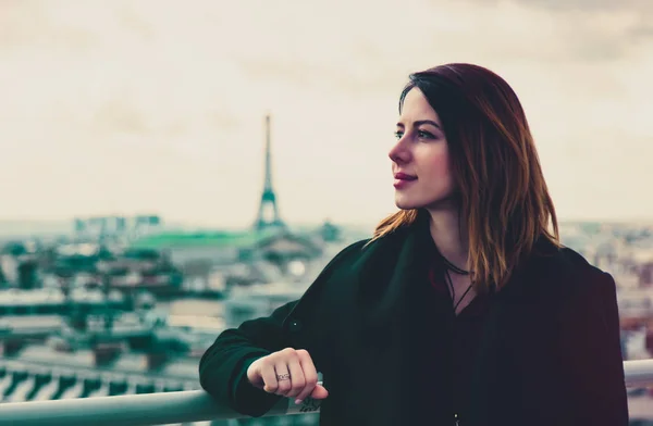 O tânără se uită la Paris — Fotografie, imagine de stoc