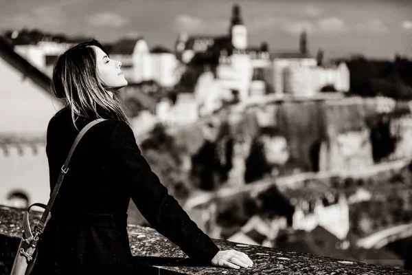 Retrato Una Hermosa Mujer Joven Relajándose Disfrutando Una Espléndida Vista —  Fotos de Stock