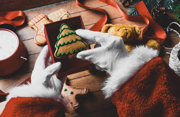 Santa Claus mają Zawijanie cookie Boże Narodzenie — Zdjęcie stockowe