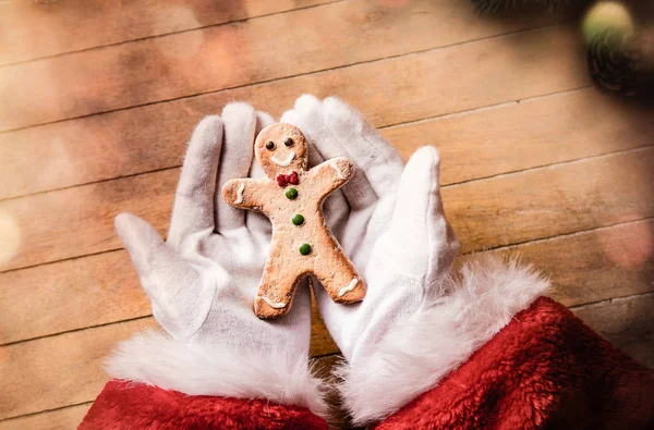 Santa Claus sosteniendo la galleta de Navidad —  Fotos de Stock