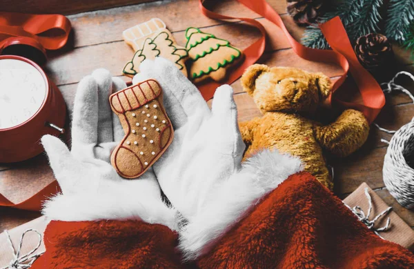 Santa Claus mają Zawijanie cookie Boże Narodzenie — Zdjęcie stockowe