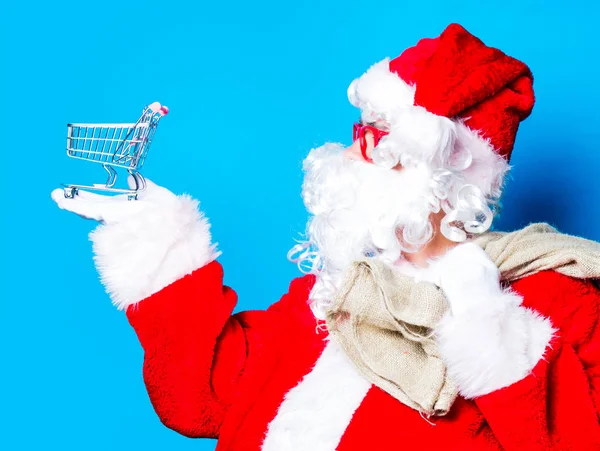 Legrační Santa Claus bavte se s nákupním vozíkem — Stock fotografie