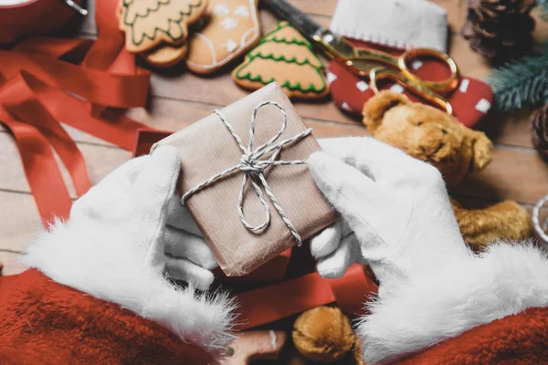 Papai Noel tem embrulhar uma caixa de presente de Natal — Fotografia de Stock