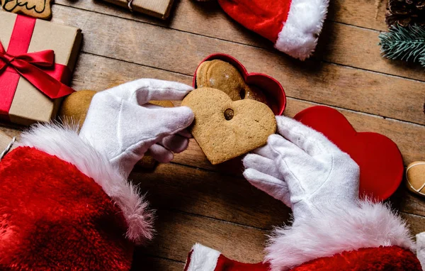 산타 클로스가 크리스마스 쿠키 포장 — 스톡 사진