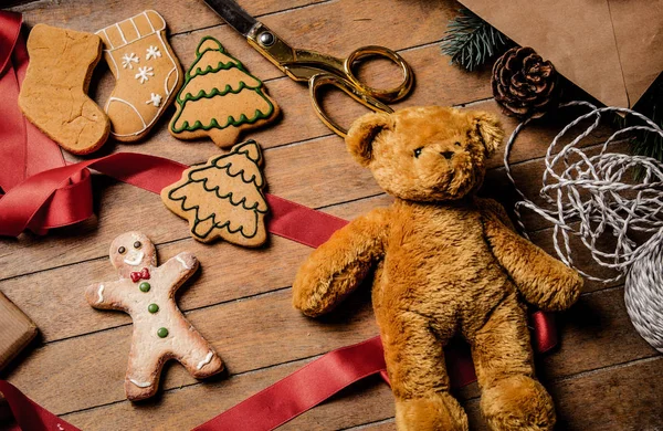 Gifts and gingerbread cookies — Stock Photo, Image