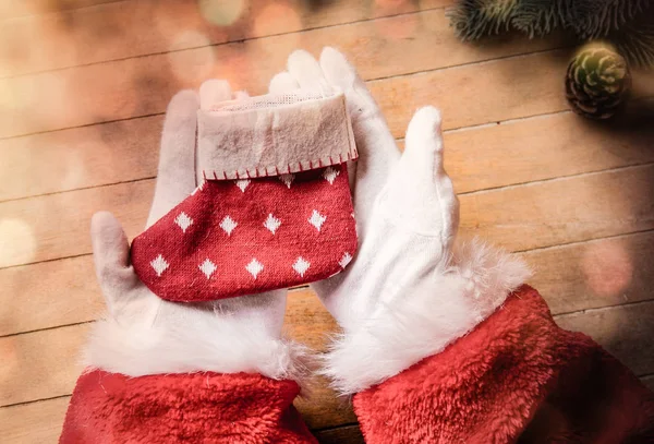 Santa Claus sosteniendo calcetín de Navidad —  Fotos de Stock