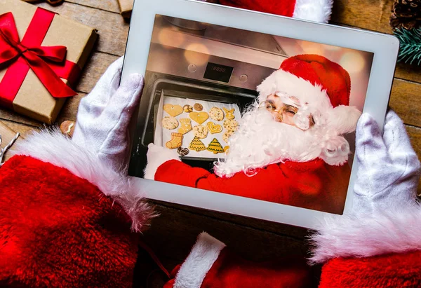 Santa Claus drží tablet zařízení — Stock fotografie