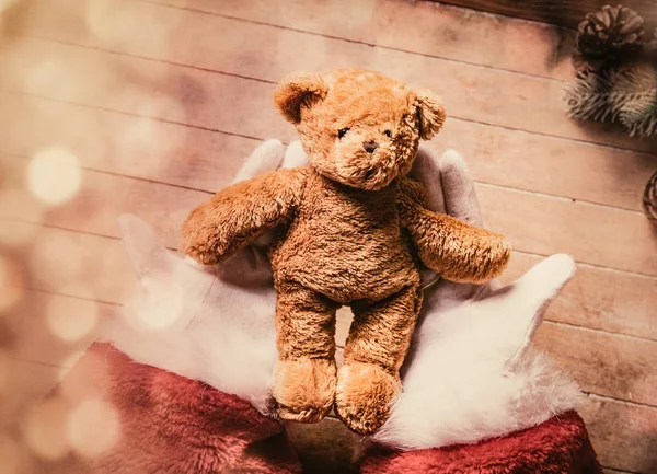 Babbo Natale in possesso di orsacchiotto giocattolo — Foto Stock