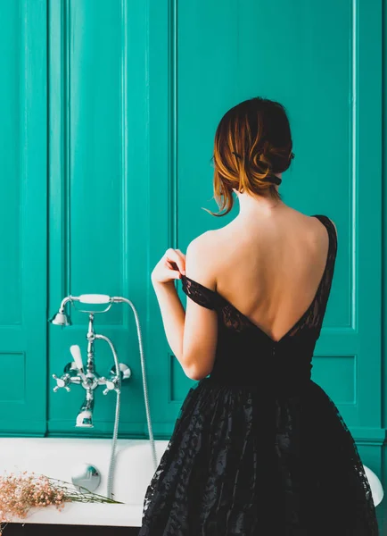 Jeune femme près du bain — Photo