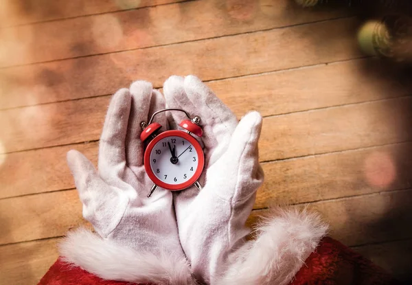 Santa Claus holding Chrstmas väckarklocka — Stockfoto