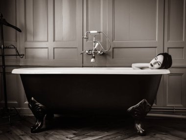 Banyodaki genç kadın.