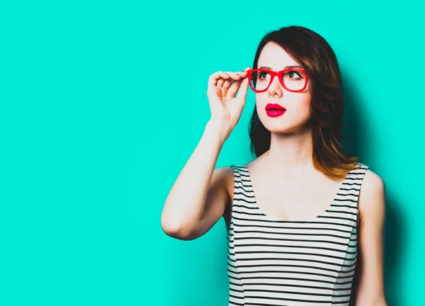 Portrait Belle Jeune Femme Lunettes Sur Magnifique Fond Bleu Studio — Photo