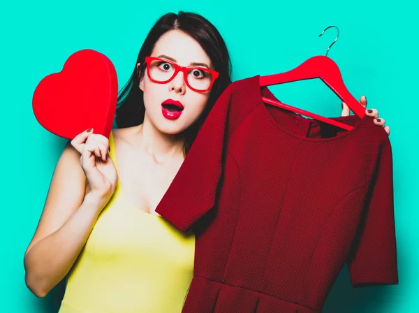 Retrato Hermosa Mujer Joven Con Vestido Percha Corazón Forma Juguete —  Fotos de Stock