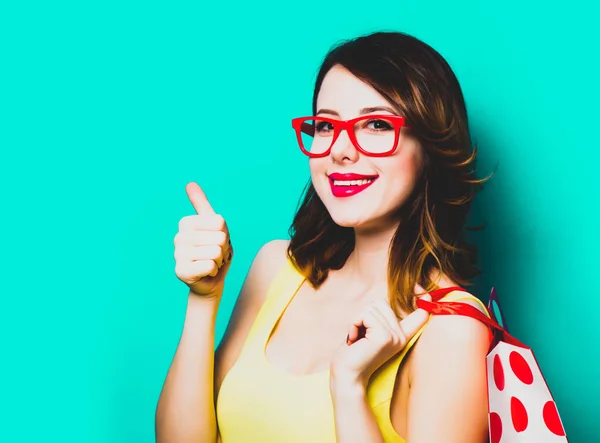 Retrato Una Hermosa Mujer Joven Con Bolsa Compras Maravilloso Fondo —  Fotos de Stock