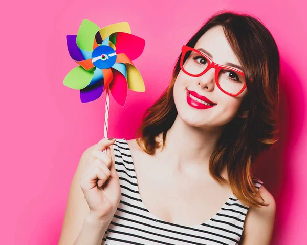 Jonge vrouw met wind speelgoed — Stockfoto