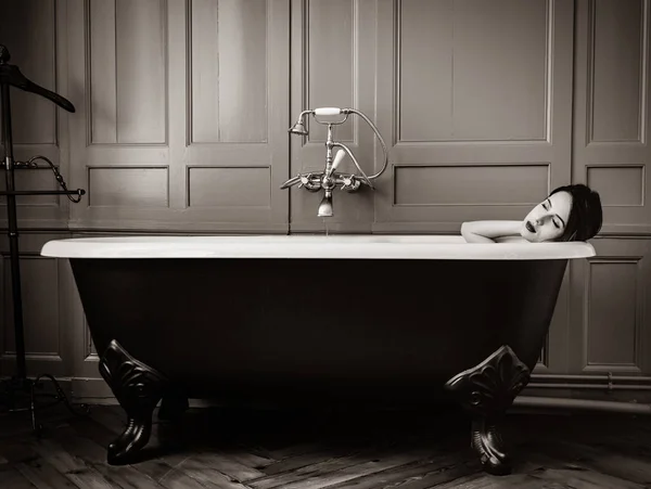 Молодая женщина в ванной — стоковое фото