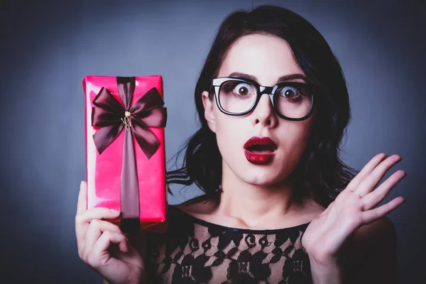 Mujer joven con regalo — Foto de Stock