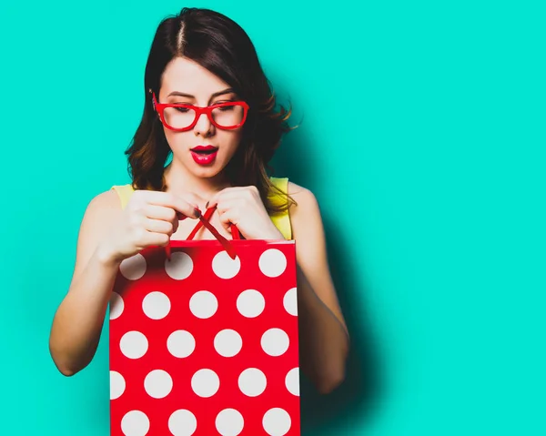 Jeune femme avec sac à provisions — Photo