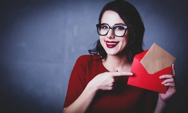 Jonge vrouw met envelop en brief — Stockfoto