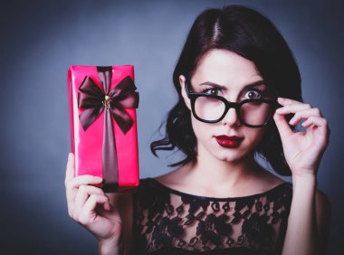 hediye ile genç kadın