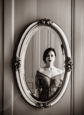 genç kadının aynaya bakıyor