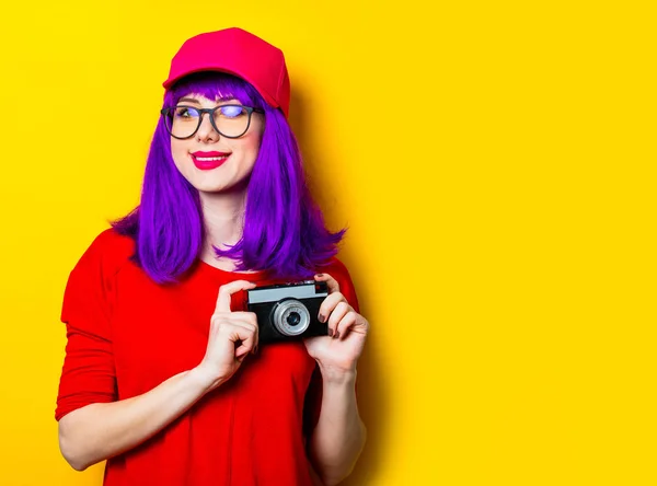 Jonge vrouw met retro camera — Stockfoto