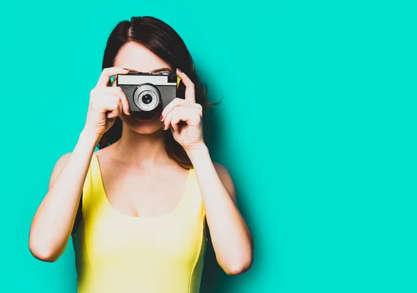 Portret Van Mooie Jonge Vrouw Met Retro Camera Prachtige Blauwe — Stockfoto