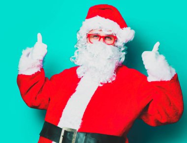 Komik Noel Baba kırmızı gözlüklerle eğleniyor.