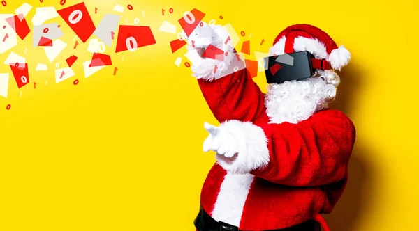 Grappige Kerstman hebben een vreugde met Vr-bril — Stockfoto