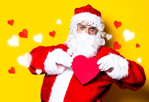 Santa Claus drží srdce tvar dárek — Stock fotografie