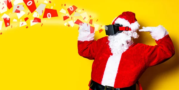 Funny Santa Claus tener una alegría con gafas VR — Foto de Stock