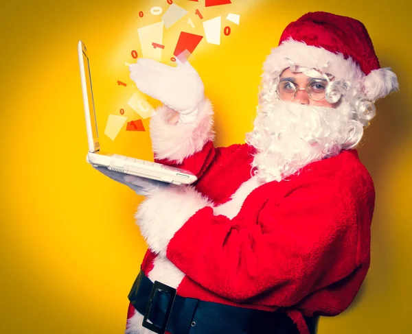 Lustige Weihnachtsmänner haben Spaß mit Laptop — Stockfoto