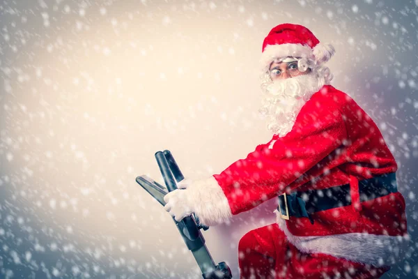 Papai Noel se divertir com bicicletas de exercício — Fotografia de Stock