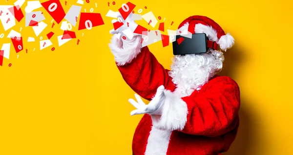 Lustige Weihnachtsmänner haben ihre Freude mit Vr-Gläsern — Stockfoto