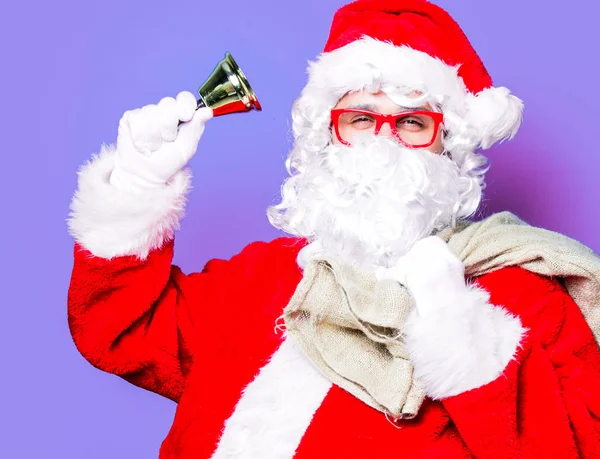 Divertido santa claus tener un divertido con campana — Foto de Stock