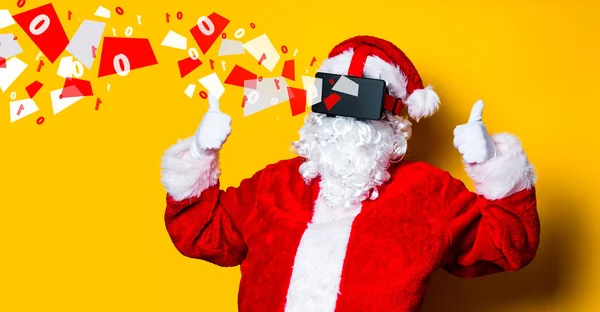 Funny Santa Claus tener una alegría con gafas VR — Foto de Stock