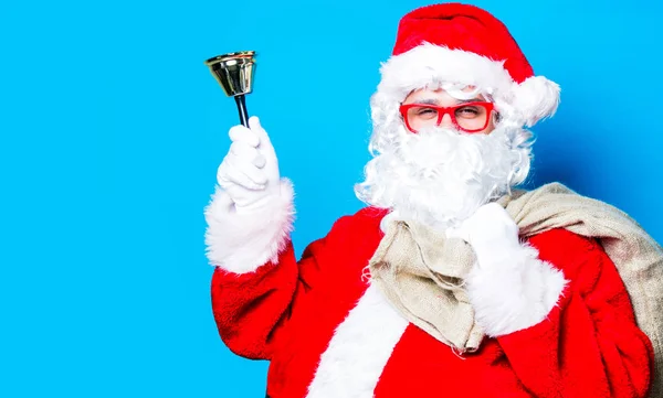 Divertido santa claus tener un divertido con campana — Foto de Stock