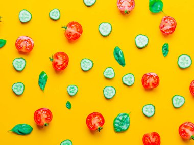 domates, salatalık ve fesleğen