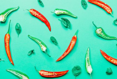 Düzenlenen Chili biber ve fesleğen görünümünün üst