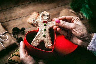 Noel zencefilli kurabiye adam holding eller