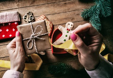 Noel hediyeleri ve çerezleri kaydırma eller