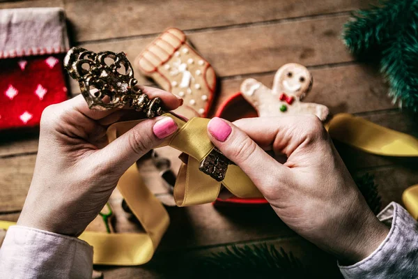 Ręce owijania prezenty i cookies — Zdjęcie stockowe