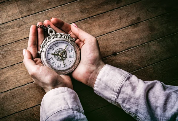 Junge Frauenhände mit der siegreichen Armbanduhr — Stockfoto