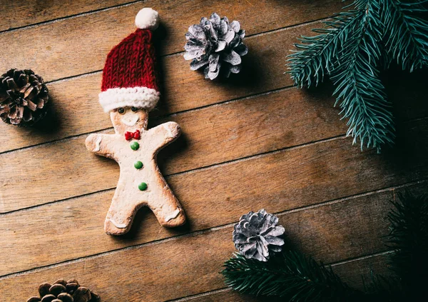 Biscoito homem ginbgerbread e chapéu de Papai Noel — Fotografia de Stock