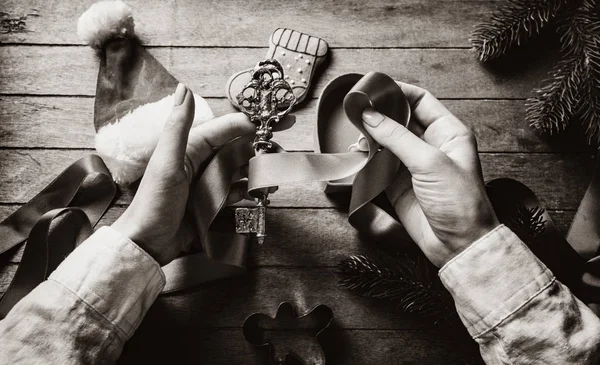 Hands wrapping christmas key and gifts — Stock Photo, Image